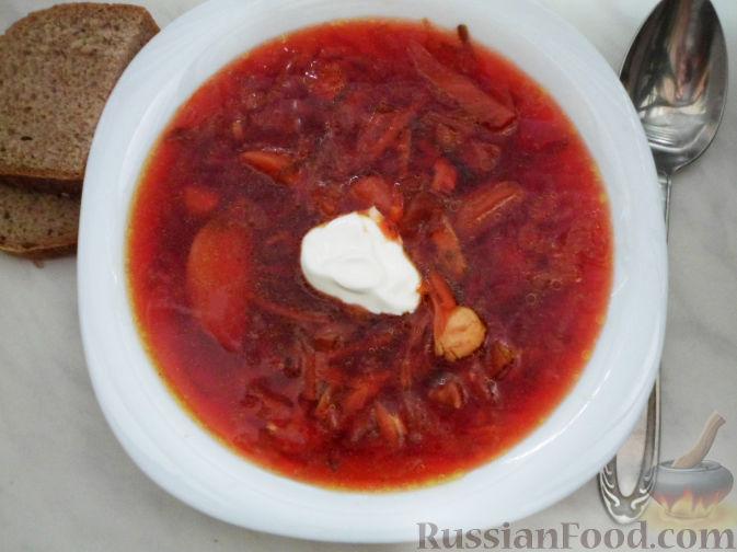 Borscht with chicken and sour cream